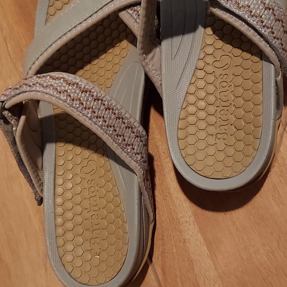 BareTraps Tan and Cream Sandals - Picture 4 of 6